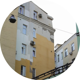 Городской двор колодец